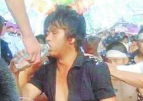 Durante seu velório, chinês levantou para beber água