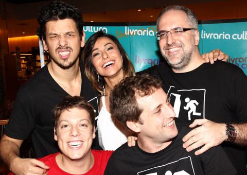 Equipe do 'Porta dos Fundos' lança livro e Sabrina Sato paparica namorado