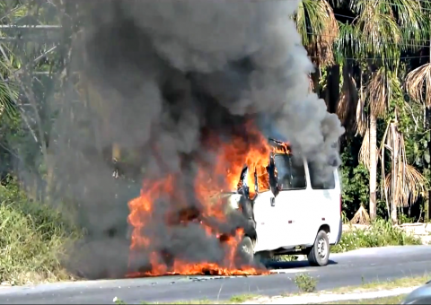 Vídeo do público: Mais um carro explode em Manaus