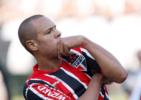 Luis Fabiano treina no CT e volta contra a Portuguesa