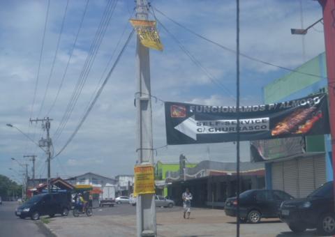 Galhardetes são os campeões da poluição visual em Manaus