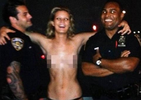 Policiais se divertem com mulher seminua e são investigados em Nova York