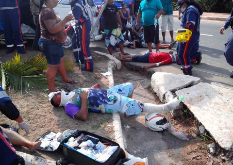 Catorze feridos em colisão de caminhão e vários carros na Estrada do Turismo