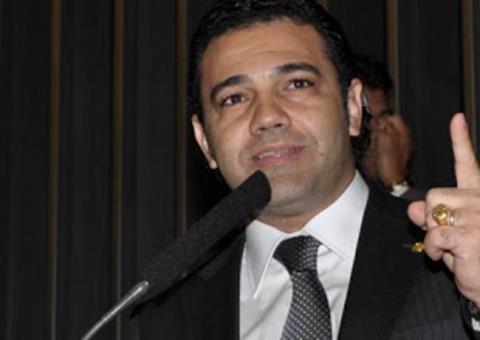 Gays "pegam"deputado Marco Feliciano durante vôo.Veja vídeo