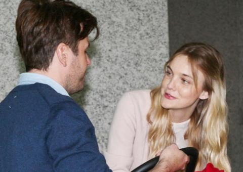  Paparicada pelo marido, top model Carol Trentini deixa maternidade em São Paulo