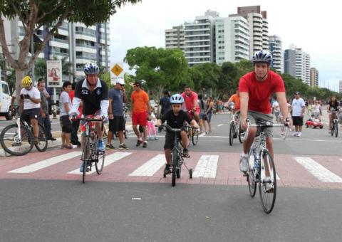  Artur comemora dia dos pais pedalando em família 