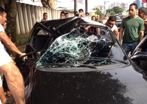 Condutor perde a direção e bate em árvore em Manaus