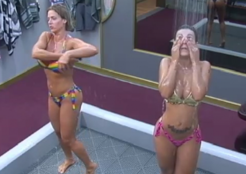 Denise e Andressa tomam banho juntas e mostram curvas exuberantes