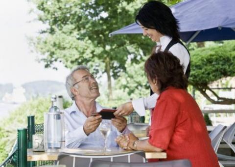  Maioria dos homens prefere que a mulher ajude a pagar a conta