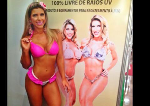  Ana Paula Minerato mostra corpaço em feira de estética
