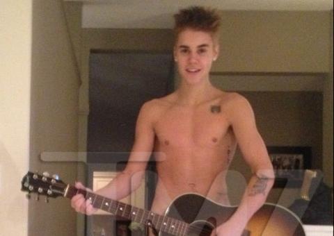  Vaza foto de Justin Bieber nu tocando violão