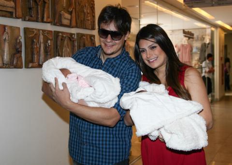  Ex-Miss Brasil deixa a maternidade com gêmeas e Deputado Leandro (KLB) 