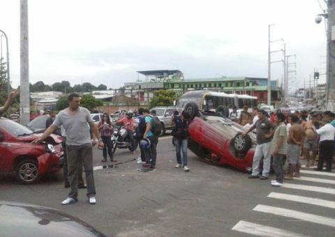 FOTO DO LEITOR: Acidente na Avenida Tefé em Manaus