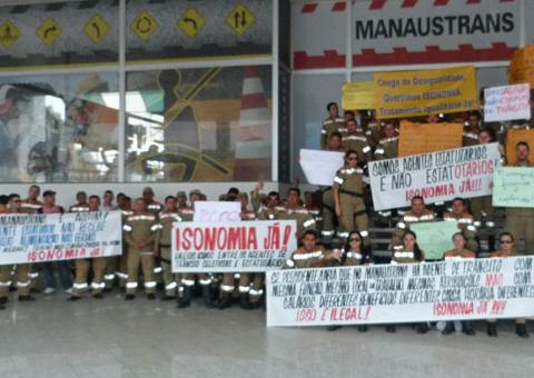 Agentes de trânsito fazem manifestação por melhores condições de trabalho