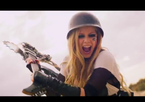 Avril Lavigne divulga prévia de novo clipe. Veja