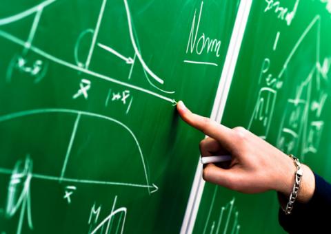 Corrigir provas e lançar notas gera horas extras