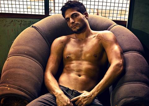  Ex-BBB André posa de mecânico sexy