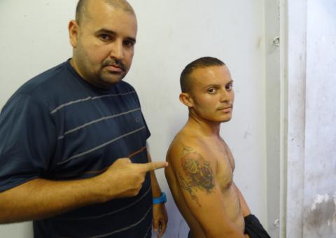  Chuck, o brinquedo assassino é preso pela polícia