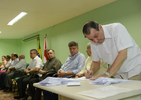 Omar assina acordo que vai levar internet banda larga para sete municípios