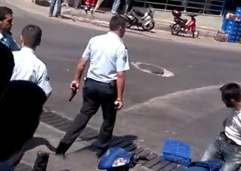 Policial dá três tiros à queima roupa em manifestante. Veja vídeo