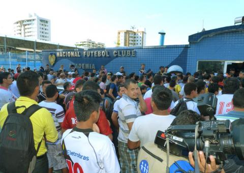 Tumulto no  Nacional na compra de ingressos . Veja fotos