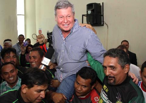 Mototaxistas comemoram regulamentação com homenagem ao prefeito