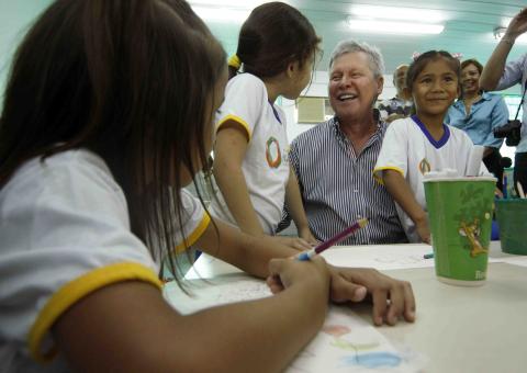 Prefeito Artur Neto reinaugura CMEI Maria do Céu