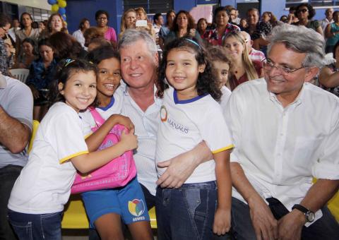 Prefeito anuncia mais sete escolas de tempo integral para este ano