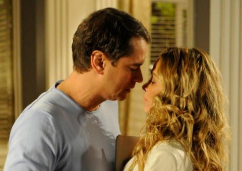 Pelo método tradicional, Amarilys consegue engravidar de Eron