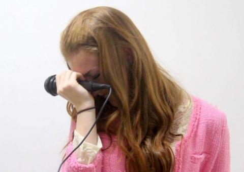  Marina Ruy Barbosa chora em visita a crianças com câncer 