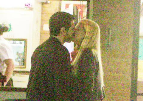  Bruno Garcia aparece aos beijos com loira em bar carioca