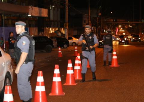 Detran apreende CNH e lota  parqueamento com carros e motos