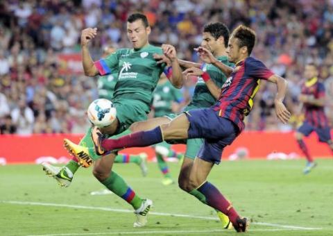 Barça goleia na estreia oficial de Neymar, Real e Atlético vencem no sufoco