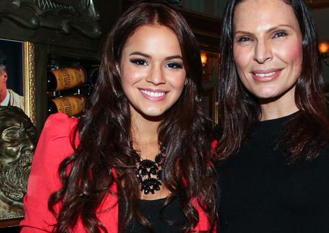  Bruna Marquezine usa aliança em jantar com famosos