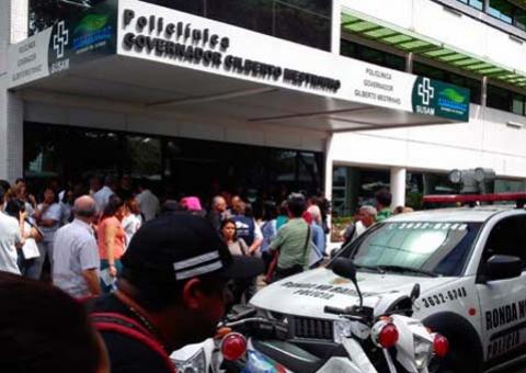 Médicos fazem manifestação no Centro de Manaus  e são observados pela Polícia Militar