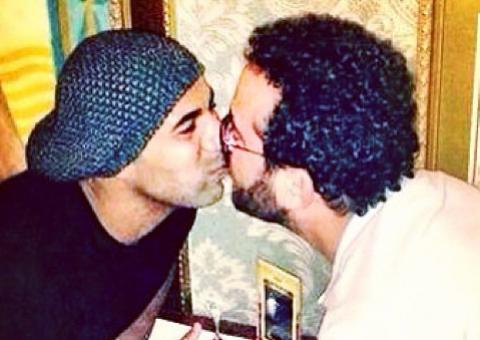  Após selinho em amigo, Emerson Sheik responde a protestos e é aplaudido por colegas "preconceito babaca"