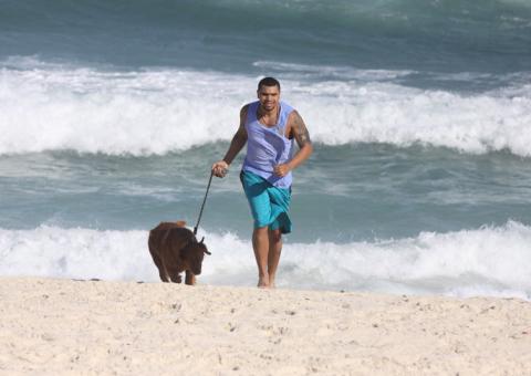 Naldo corre com cachorro na praia