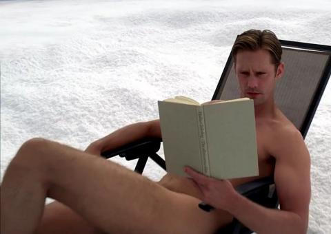 Ator de True Blood mostra pênis em cena polêmica