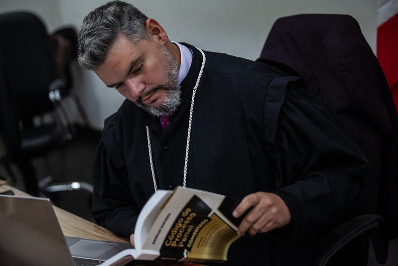 Suspeito de tentar matar esposa falta julgamento e juiz decreta prisão em Manaus