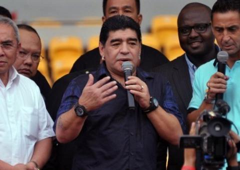 Maradona estreia na função de 'motivador' de clube da 5ª divisão argentina