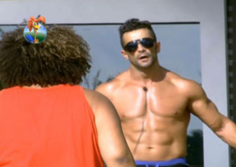 Marcos ouve conversa pela metade, fala para Paulo e causa maior confusão