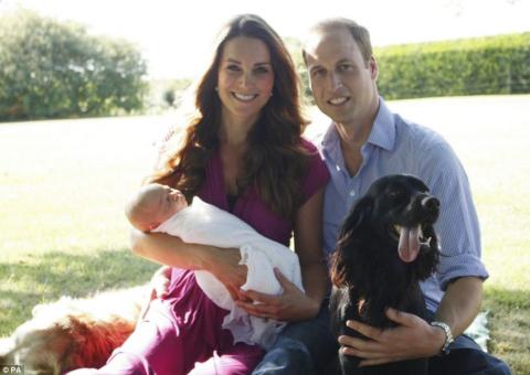 Kate e William posam para primeiras fotos oficiais do príncipe George