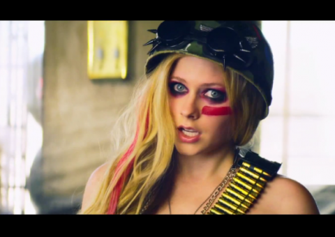 Avril Lavigne lança clipe de "Rock N' Roll"