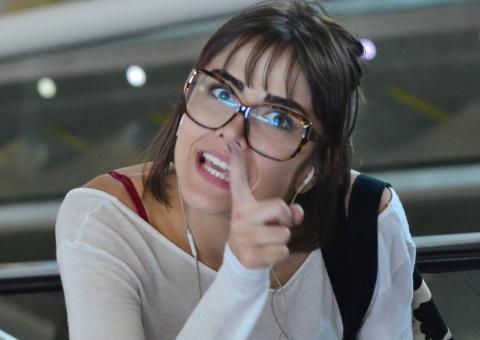 Maria Casadevall faz graça para fotógrafo e dá show de simpatia no aeroporto