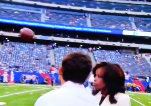 Repórter leva bolada na cara durante entrevista