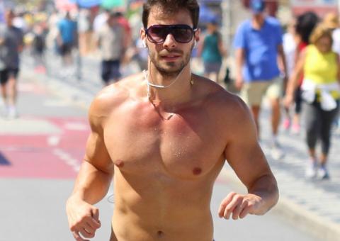 "Anjinho" do Félix mostra corpo sarado durante corrida em Ipanema