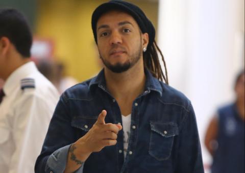  Com dreads soltos, Belo embarca no aeroporto do Rio