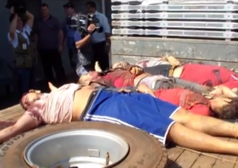 VÍDEO: Após confronto na fronteira, corpos são levados em caminhão