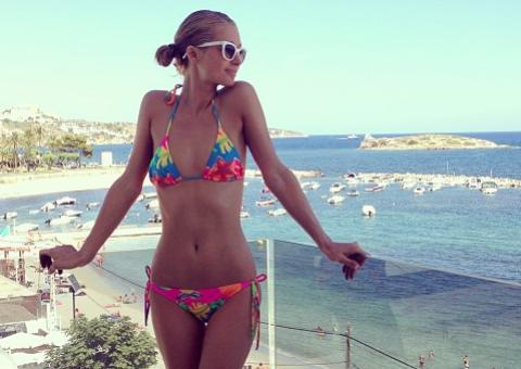  Só de biquíni, Paris Hilton mostra corpo magérrimo