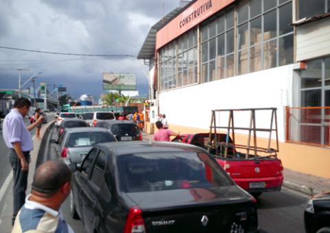 Caminhão provoca engarrafamento 